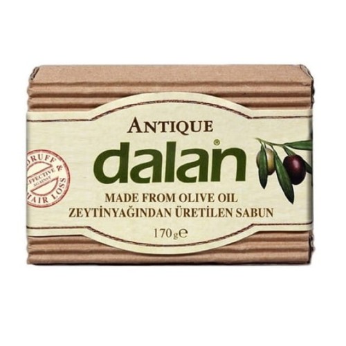 Kostka mydła oliwkowego Dalan Antique – naturalne mydło ze 100% oliwy z oliwek, z dodatkiem olejku sosnowego i trawy cytrynowej, odżywia i nawilża skórę oraz włosy, wspomaga walkę z łupieżem i wypadaniem włosów.