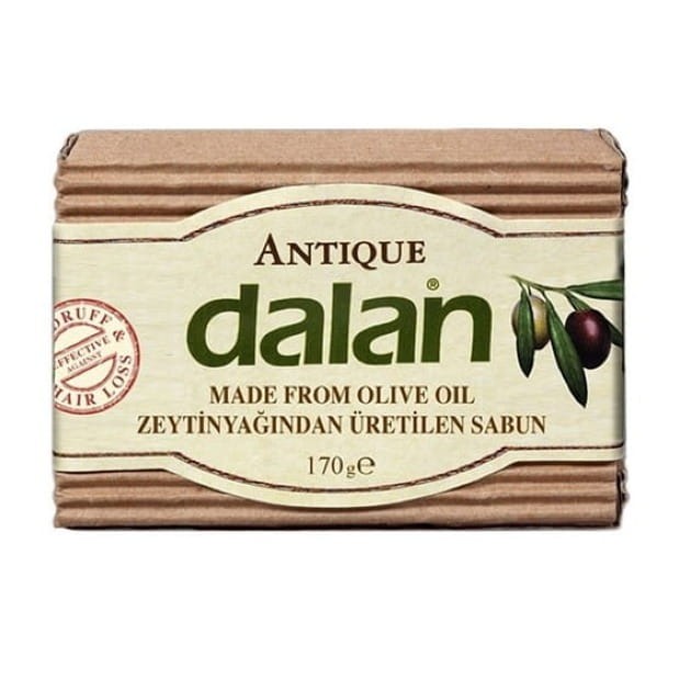 Kostka mydła oliwkowego Dalan Antique – naturalne mydło ze 100% oliwy z oliwek, z dodatkiem olejku sosnowego i trawy cytrynowej, odżywia i nawilża skórę oraz włosy, wspomaga walkę z łupieżem i wypadaniem włosów.