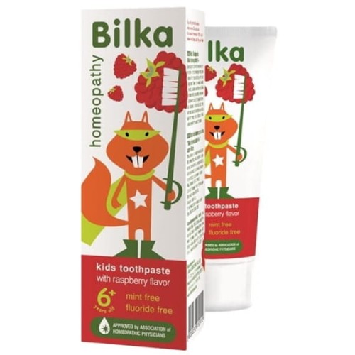 Tubka pasty do zębów Bilka homeopatyczna dla dzieci powyżej 6 lat – naturalna pasta o malinowym smaku, bez fluoru i mięty, z ekstraktami nagietka, oczaru i babki zwyczajnej, chroniąca przed próchnicą i wzmacniająca dziąsła.