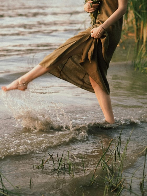 zdjęcie nóg w wodzie, jeziorze
