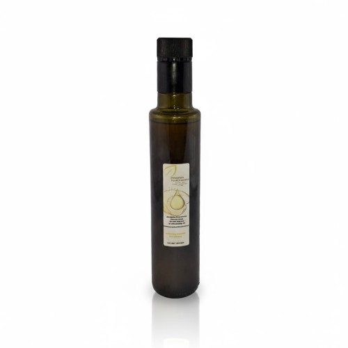 Szklana butelka z ciemnego szkła z olejem rzepakowym, zimnotłoczonym 0,5 l. Źródło kwasów omega  6 i 9. Wspiera układ pokarmowy, układ krążenia, świetnie smakuje.