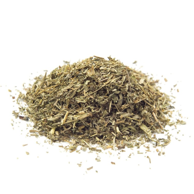 Suszone krojone ziele piołunu Artemisia absinthium zbliżenie na produkt