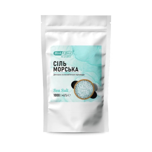 Sól morska do kąpieli Bish Effect 1000g w białym opakowaniu z zamkiem strunowym i podglądem soli pokazującym jasnoniebieskie kryształki soli.