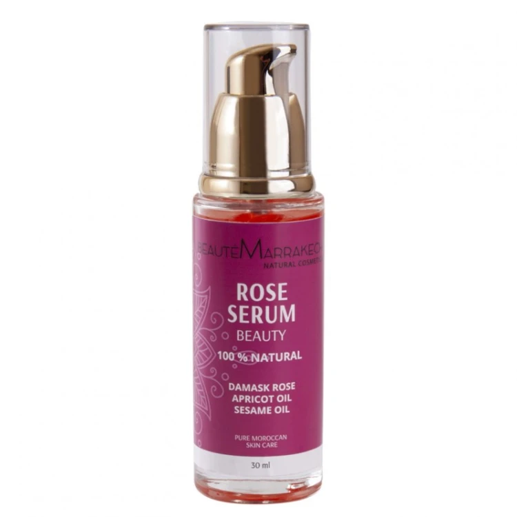 Różane Serum Odmładzające Beaute Marrakech 30ml Natural Cosmetics w szklanej  butelce ze złotą pompką.; Odpowiednia dla cery dojrzałej, suchej i naczynkowej.